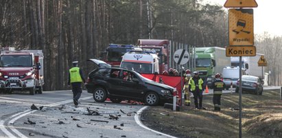 Dramat na drodze. BMW bokiem rozbiło się o ciężarówkę