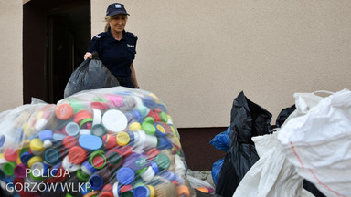 Gorzów Wlkp.: policjantka zebrała 1,5 tony nakrętek dla chorej dziewczynki