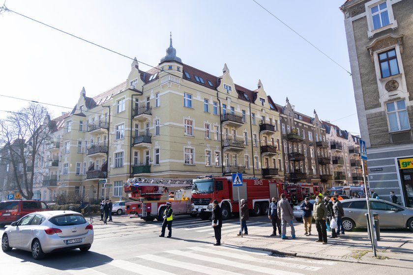 Dramatyczna akcja strażaków w centrum miasta. Helikopter lądował w parku