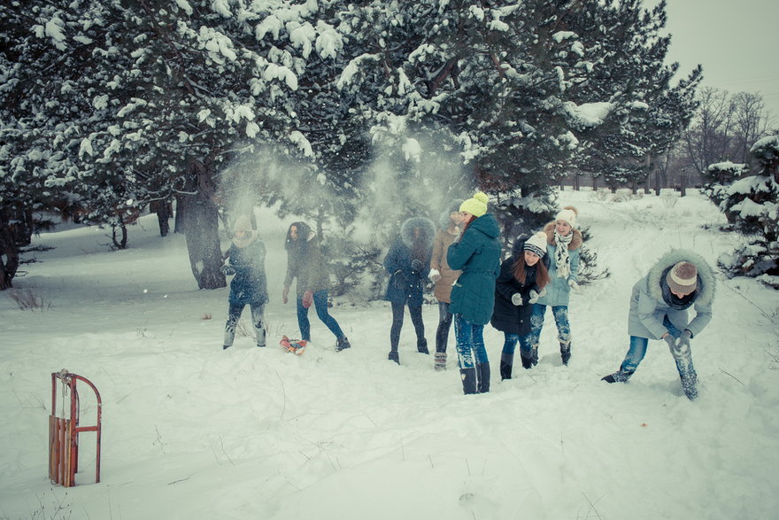 Zabawa dzieci na śniegu