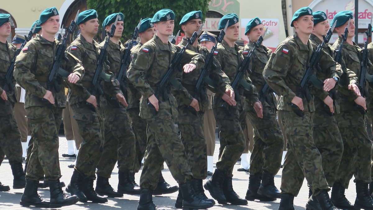 Od dziś pod adresem www.terytorials.mil.pl dostępna jest oficjalna strona Wojsk Obrony Terytorialnej - czytamy na stronie MON. Na stronie znajdują się informacje o tym, jak dołączyć do Terytorialsów, aktualności dotyczące szkoleń i czy historie poszczególnych członków formacji.