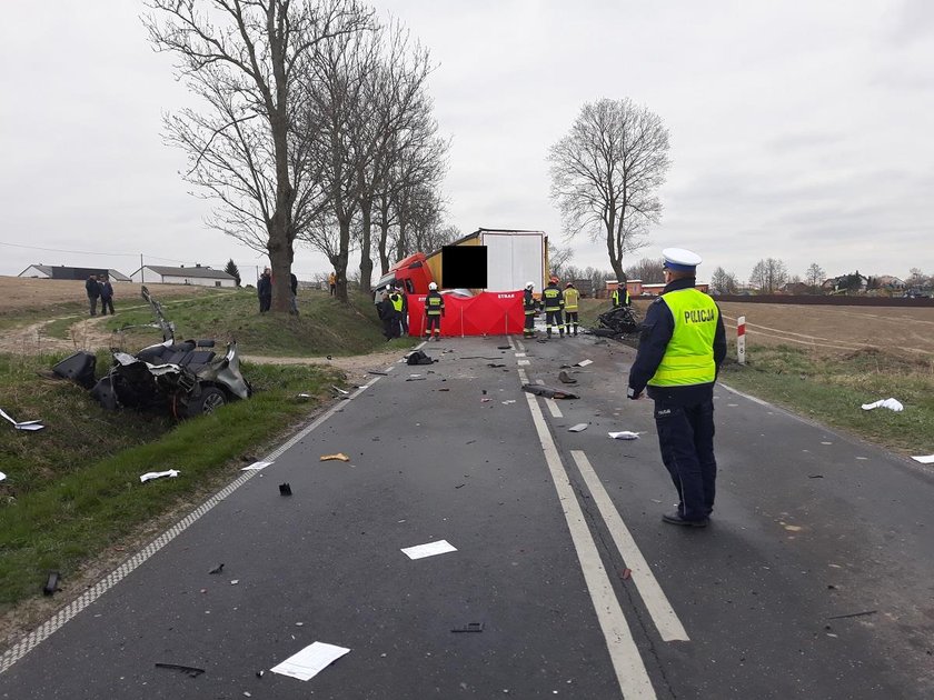 Auto rozpadło się na trzy części. Tragiczny wypadek w Mariankach