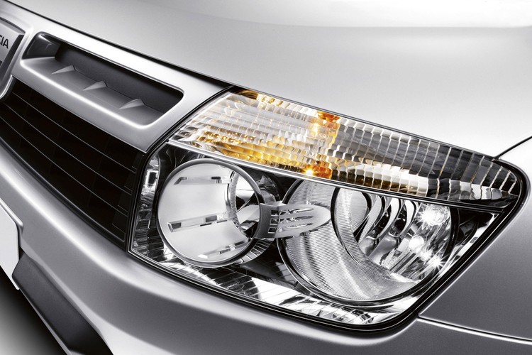 Auto na drodze utrzymają trzy tryby jazdy
- napęd na przód idealny na asfalt, tryb 'Auto' który sam zdecyduje ile momentu obrotowego ma trafić na każdą z osi i tryb 'Lock' gdzie niutonometry są dzielone równo na oś przednią i tylną