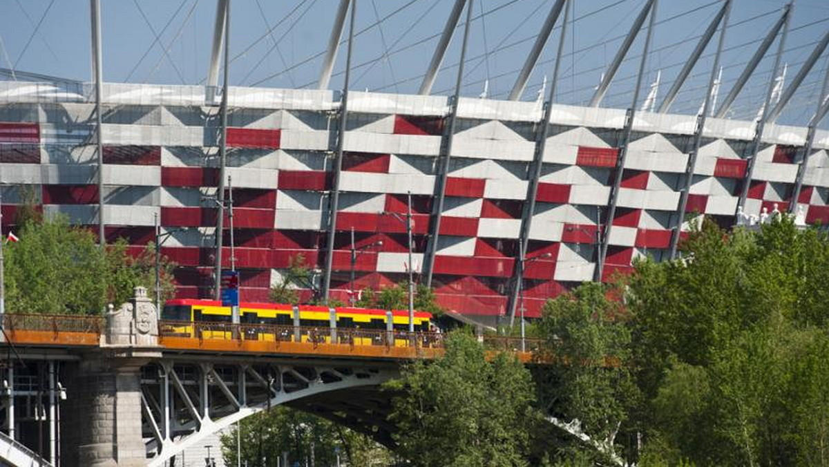 Mecz Polska-Islandia rozegrany zostanie dzisiaj wieczorem na Stadionie Narodowym w Warszawie. Towarzyskie spotkanie zgromadzi wielu mieszkańców stolicy, którym najwygodniej będzie dojechać na Stadion Narodowy komunikacją publiczną - rozkłady jazdy będą jednak w ciągu najbliższego weekendu zmienione. Podpowiadamy warszawiakom, jak najłatwiej uniknąć utrudnień, które czekają ich w związku z meczem, a także w jakich lokalach mogą obejrzeć transmisję spotkania.