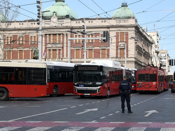 Majka sa detetom zauzela 4 mesta u autobusu, ljudi pobesneli