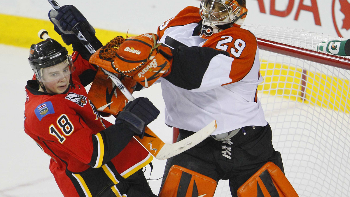 Ray Emery poinformował za pośrednictwem swojego agenta, że od września będzie trenował z kadrą Chicago Blackhawks.