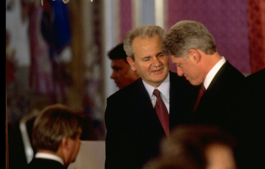 Slobodan Milosevic i Bill Clinton po podpisaniu układu pokojowego kończącego wojnę w Bośni i Hercegowinie. Dayton, 14 grudnia 1995 r.