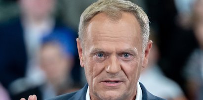 Donald Tusk wybrał się na urlop. Opublikował urocze zdjęcie z wnuczką, które opatrzył żartobliwym i zarazem politycznym opisem