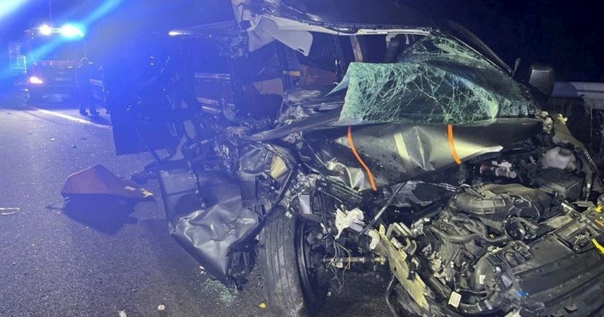 Na kilka sekund zasnął za kierownicą samochodu na autostradzie. Tragiczne skutki