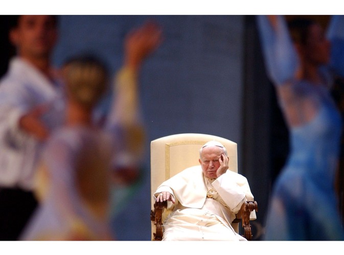 20 października 2001: Jan Paweł II obserwuje tancerzy na Placu Świętego Piotra w Watykanie