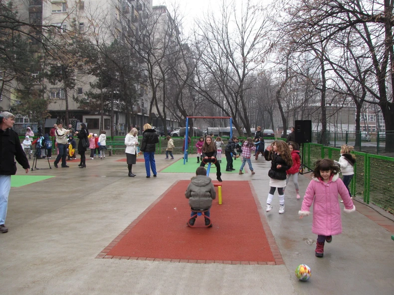 Igralište na Novom Beogradu je ograđeno i namenjeno samo za dečju igru