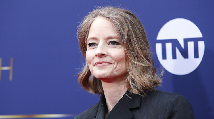 Jodie Foster kapja az Arany Pálma életműdíjat /Fotó: MTI/EPA/Nina Prommer