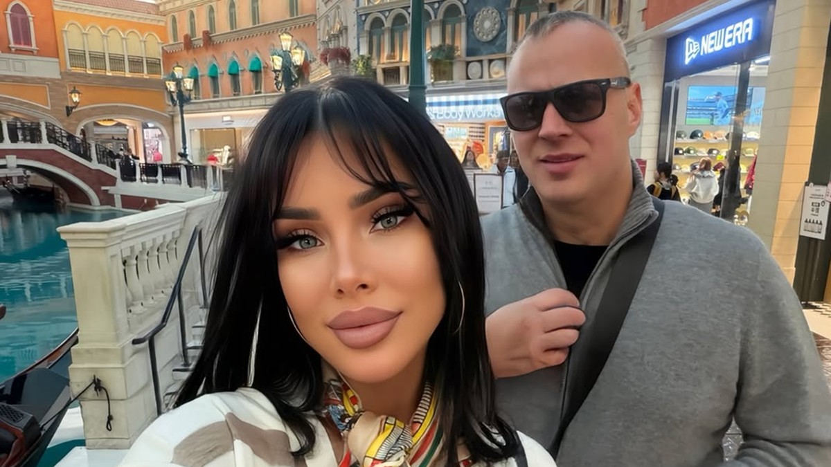 ALEKSANDRA SUBOTIĆ STIGLA U BEOGRAD U LUKS VILU KOD KARIĆA! Nazdravljaju i prolivaju šampanjac po celom stolu: 