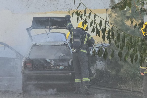 (FOTO, VIDEO) IZGOREO AUTO U NOVOM SADU! Vatra progutala vozilo, dim se i dalje širi iz unutrašnjosti: Vatrogasci na licu mesta