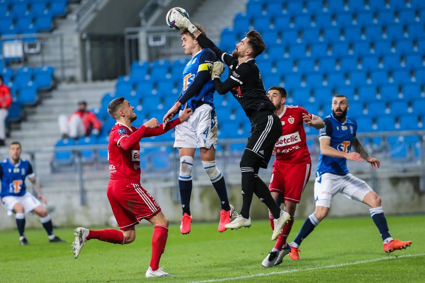 Frantisek Plach (29 l.) jakimś cudem zdołał wyciągnąć piłkę na zewnątrz bramki i wybić poza boisko