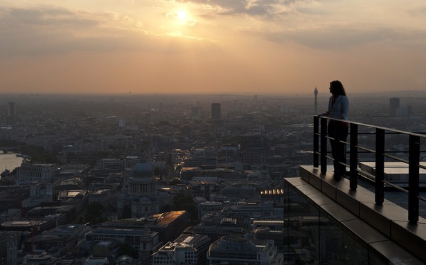 Widok z wieżowca Leadenhall Building w kierunku katedry St Paul Catherdral znajdującej się w samym sercu londyńskiej dzielnicy City of London. Katedra Świętego Pawła jest jedną z najbardziej rozpoznawalnych i budowli Londynu i chyba najbardziej znanym kościołem anglikańskim w Wielkiej Brytanii. EPA / WILL OLIVER Dostawca: PAP/EPA