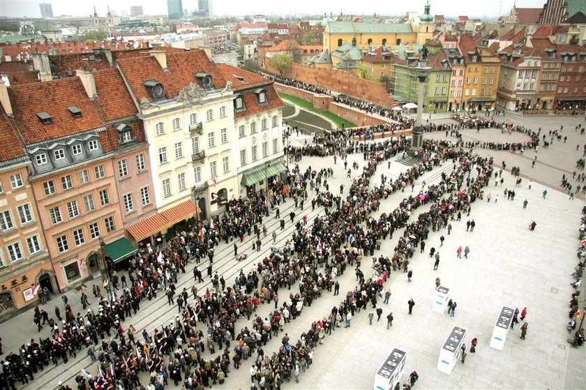 Zobacz, kto nie musi stać w kolejce do Pałacu