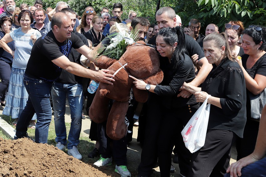 Majka preminulog dečaka grcala je u suzama spuštajući plišanog medu u grob