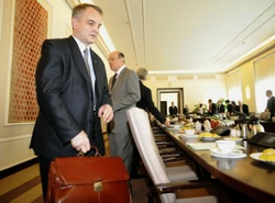 Rząd światowym ekspertom nie wierzy i chwali się wizją wzrostu