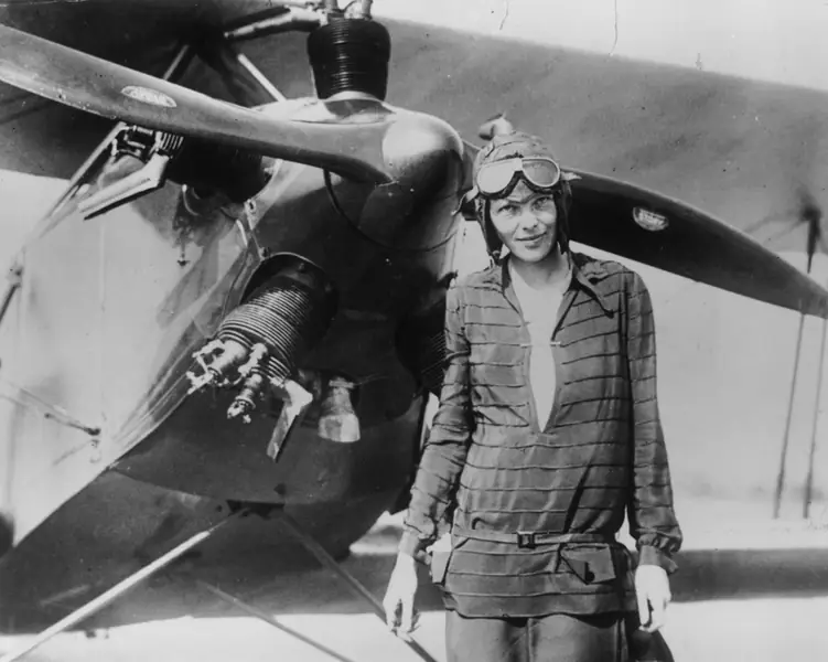 Amelia Earhart jako pierwsza kobieta przeleciała nad Atlantykiem