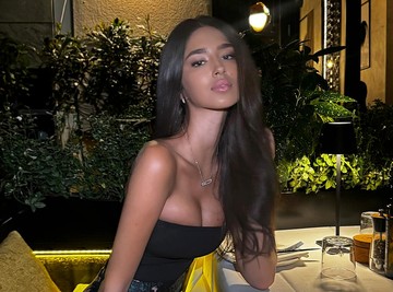 Đina Džinović podelila sliku iz HOTELSKE SOBE: Ćerka Harisa i Meline u društvu NEPOZNATOG MUŠKARCA, on bez MAJICE 