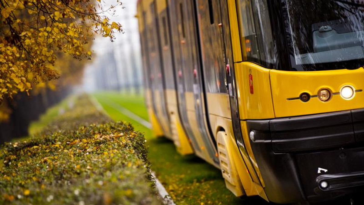 Dobra wiadomość dla mieszkańców warszawskiego Bródna. W sobotę, 24 października, zostanie przywrócony ruch tramwajowy na ul. Starzyńskiego, 11 Listopada, Odrowąża, Matki Teresy z Kalkuty, Rembielińskiej i na Annopolu. To jednak nie koniec zmian. Podpowiadamy, jak będzie kursowała komunikacja miejska w tej części stolicy.