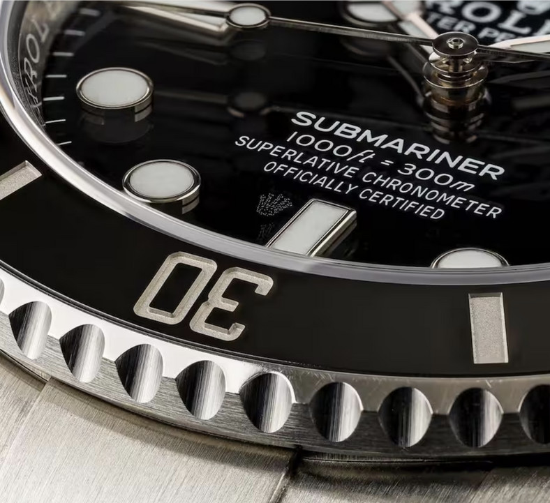 Logo Rolexa wypalone laserem na zegarku