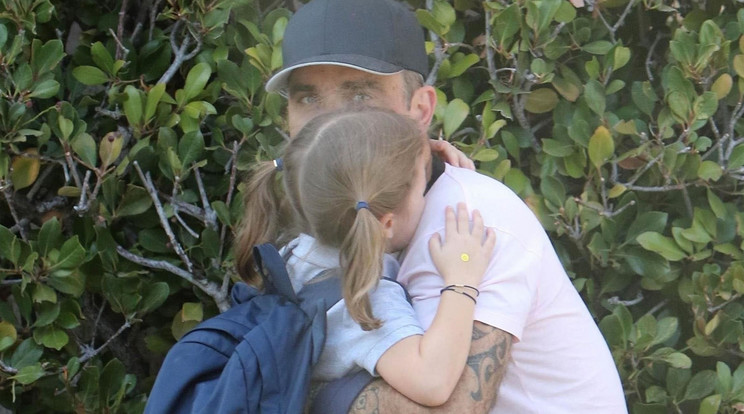 Robbie Williams kislányát vígasztalja / Fotó: Northfotó