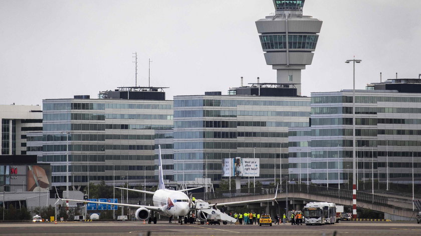 W niedzielę 7 listopada na lotnisku Schiphol w Amsterdamie doszło do awantury. Ośmiu Polaków nie chciało założyć maseczek