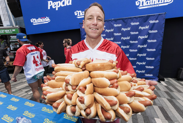 Joey Chestnut, mistrz świata w jedzeniu hot dogów na czas