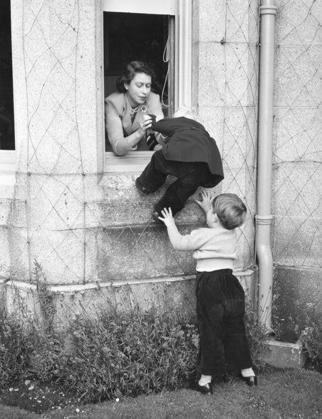 Karol pomaga młodszej siostrze Annie przedostać się do zamku oknem, wrzesień 1952 r.