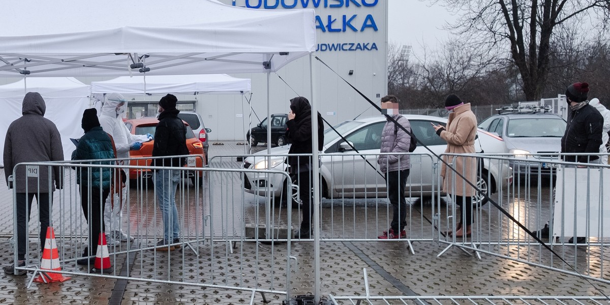 Na Wildzie znajduje się punkt pobierania wymazów.