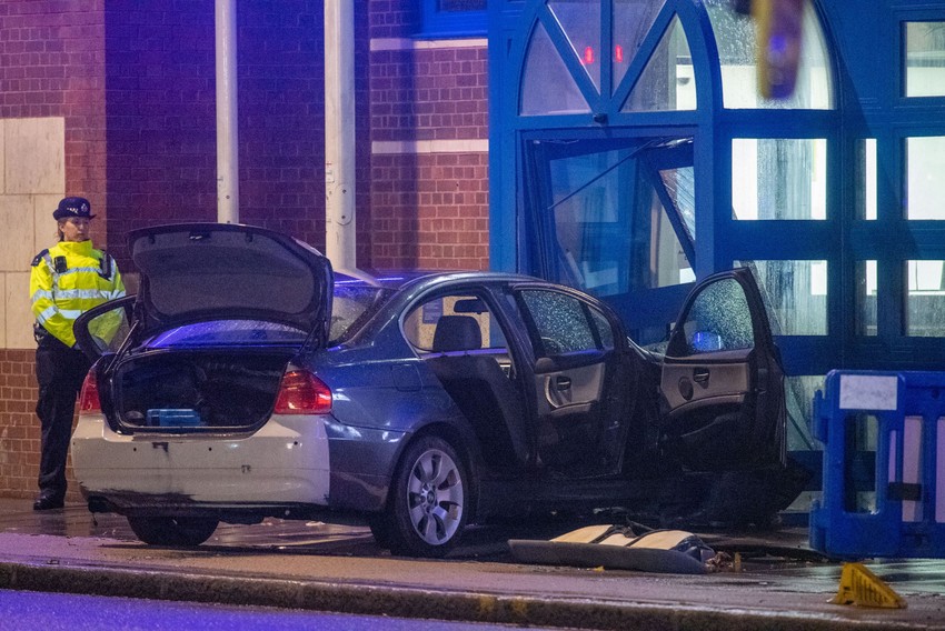 Muškarac je najpre uleteo kolima u policijsku stanicu, potom izašao i zapalio vatru