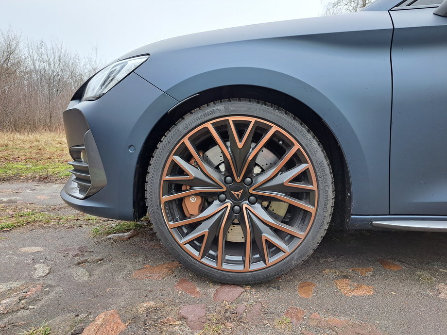 Cupra Leon VZ - bronze colored rims look good.  Large Brembo calipers peek out from beneath them.