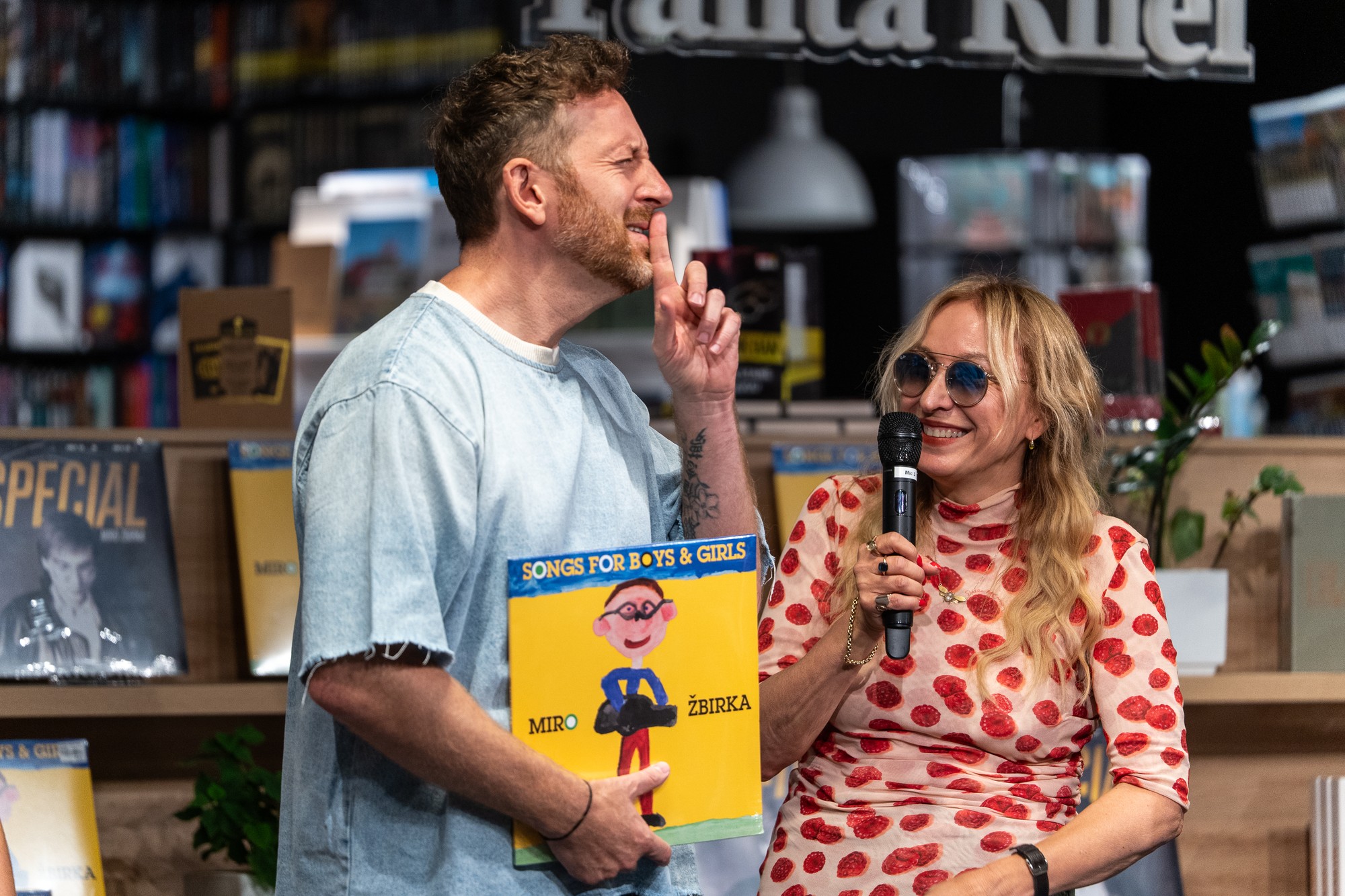 Krst albumu Mekyho Žbirku: Miro Jaroš a Kateřina Žbirková.