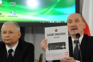 Jarosław Kaczyn´ski i Antoni Macierewicz prezentuja?cy Raport Smolen´ski