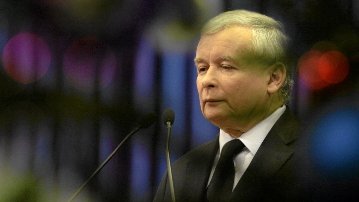 Politycy ostro komentują wypowiedź Jarosława Kaczyńskiego, który w wywiadzie dla Onet.pl, zasugerował, że przez małostkowość Bronisława Komorowskiego zginęły trzy osoby.