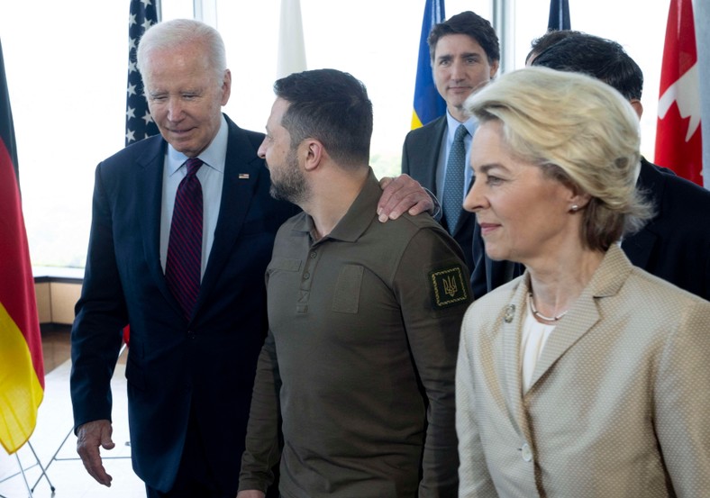 Wołodymyr Zełenski w towarzystwie Ursuli von der Leyen (prawa) i Joe Bidena (lewa), 2023 r.