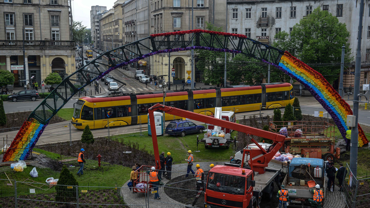 Ruszył montaż kwiatów na "Tęczy" na placu Zbawiciela