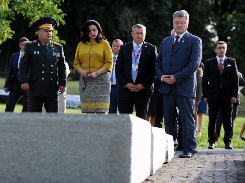 Prezydent Ukrainy Petro Poroszenko (drugi od prawej) przed pomnikiem rzezi wołyńskiej w Warszawie (08.07.2016)