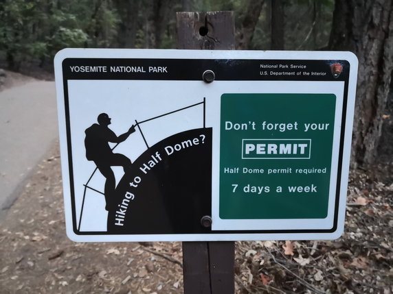 Znaki na trasie przypominają o konieczności posiadania pozwolenia na wejście na szczyt Half Dome