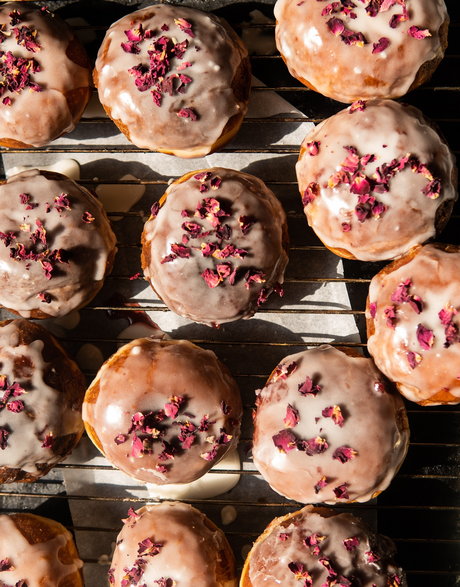 Pączki z konfiturą różaną i cytrynowym lukrem