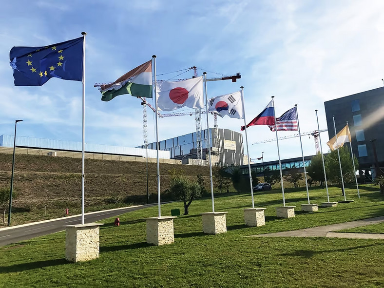 Flagi krajów uczestniczących w projekcie ITER