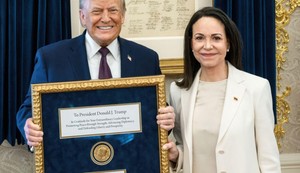 Donald Tramp i Marija Korina Mačado, nakon što mu je predala svoju Nobelovu nagradu za mir