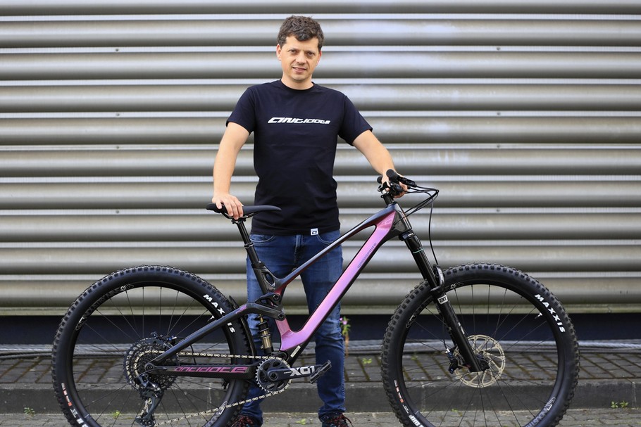 Paweł Marczak z rowerem marki Antidote Bikes