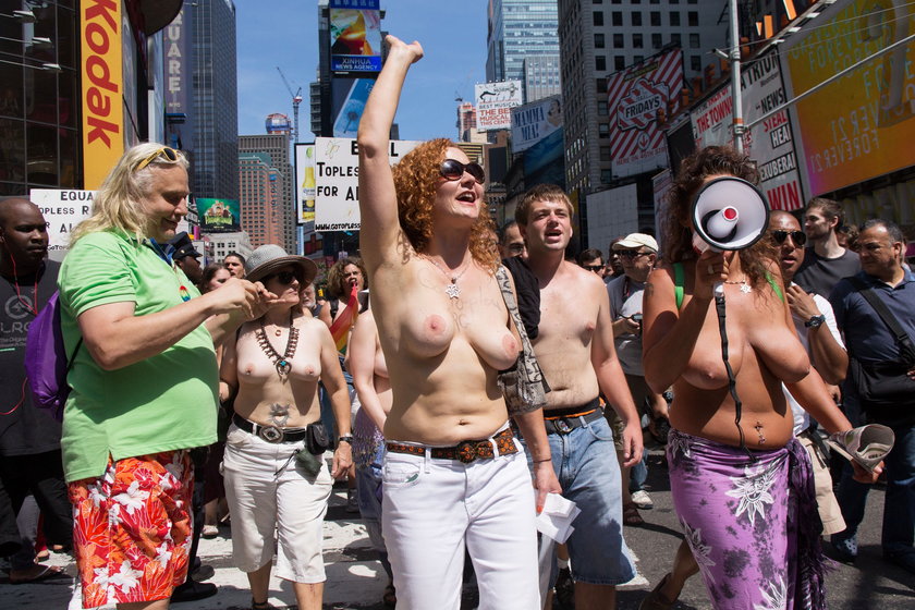 Go Topless Day na Times Square