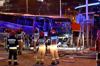Autokar wjechał do wejścia do przejścia podziemnego we Wrocławiu