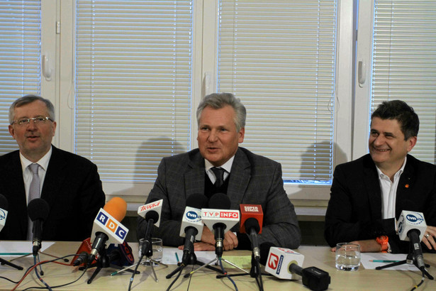 Marek Siwiec, Aleksander Kwasniewski i Janusz Palikot podczas konferencji po spotkaniu.