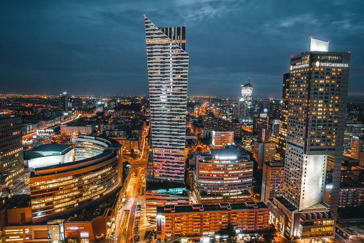 Paweł Sztejter, partner w firmie doradczej Reas, podkreśla, że prawdziwe penthouse’y są najbardziej pożądanym produktem w luksusowych wysokościowcach. – Za idealny przykład mogłyby służyć najwyższe piętra apartamentowców zlokalizowanych na obrzeżach Central Parku na nowojorskim Manhattanie, w których penthouse’y wyceniane są nierzadko 40-50 proc. więcej niż pozostałe luksusowe apartamenty w budynku, osiągając ceny kilkudziesięciu milionów dolarów – opowiada Paweł Sztejter. – Za najdroższy penthouse na świecie uważa się Sky Penthouse zlokalizowany na szczycie Tour Odeon w Monte Carlo, którego cena szacowana jest na ponad 400 mln dolarów – podaje przykład.