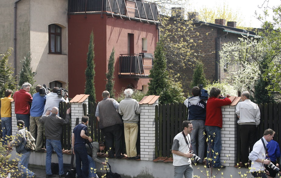 Tłumy gapiów i reporterów pod domem Barbary Blidy